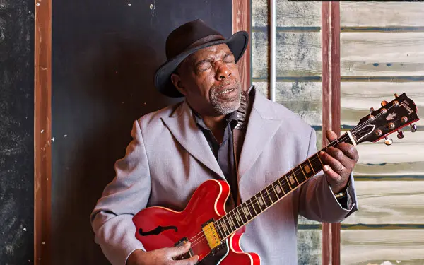 Lurrie Bell suona la chitarra al Kingston Mines di Chicago