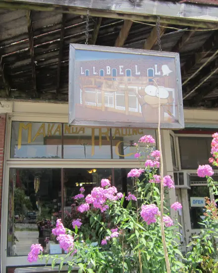 La vetrina di Makanda Trading Co, sulla passerella di Makanda