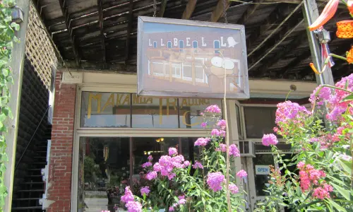 La vetrina di Makanda Trading Co, sulla passerella di Makanda