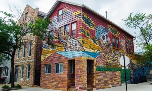 Il murale all'esterno dello Studio Hector Duarte a Pilsen Chicago