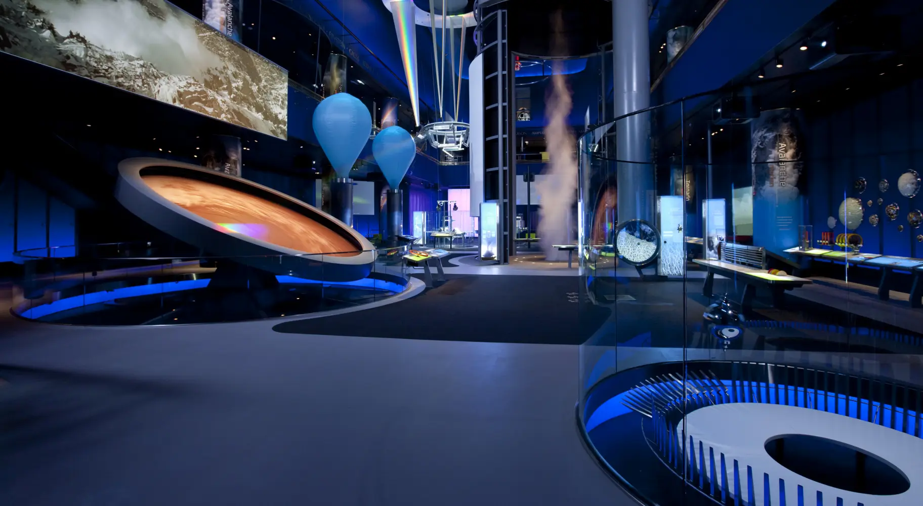 Una stanza a tema spaziale con luci blu