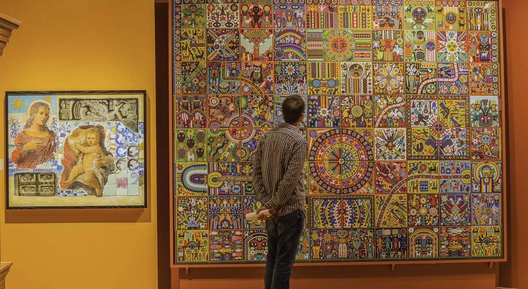 Persona che osserva le opere d'arte al National Museum of Mexican Art