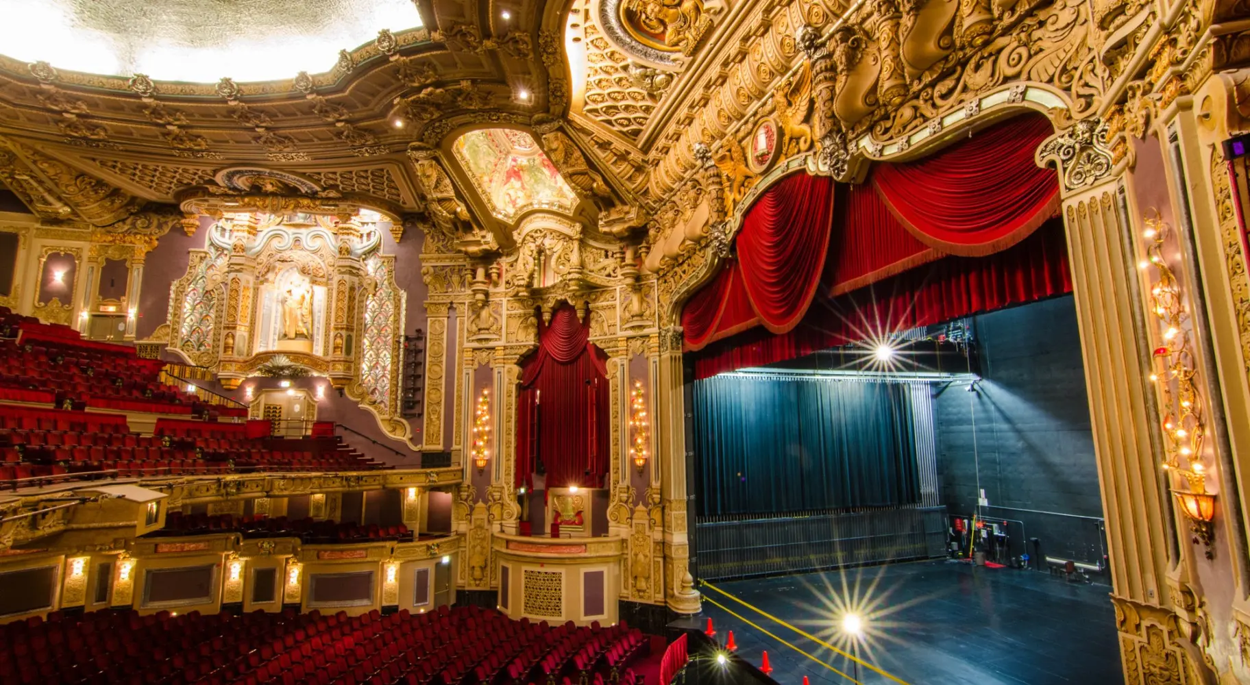Una foto che mostra l'interno dell'Oriental Theatre.