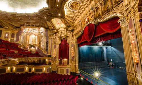 Una foto che mostra l'interno dell'Oriental Theatre.