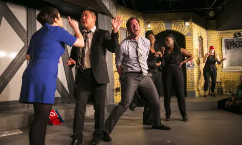 Attori che recitano sul palco del Chicago Theatre.