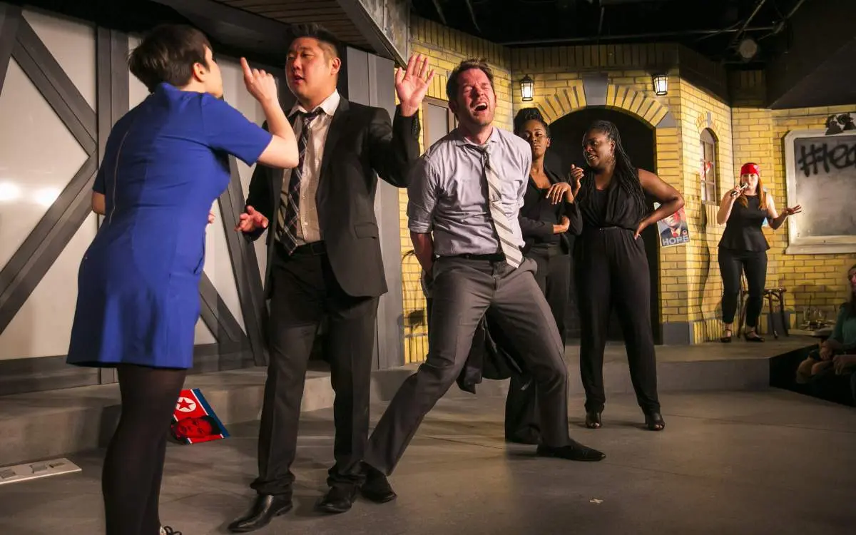 Attori che recitano sul palco del Chicago Theatre.