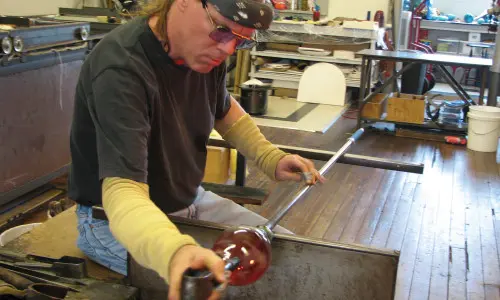 Uomo che disegna il vetro