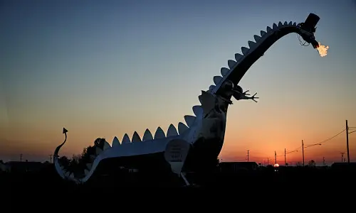 Il Drago di Kaskaskia, una grande scultura di drago che sputa fuoco.