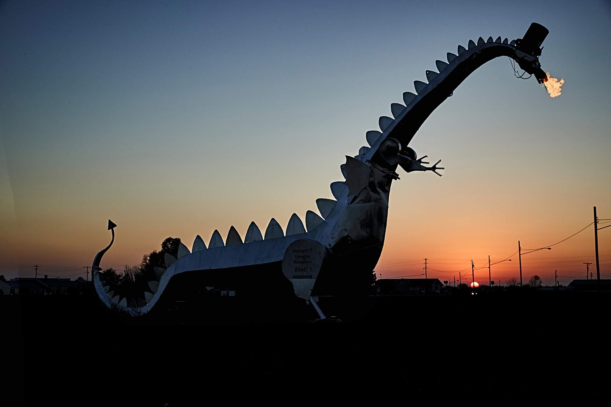 Il Drago di Kaskaskia, una grande scultura di drago che sputa fuoco.