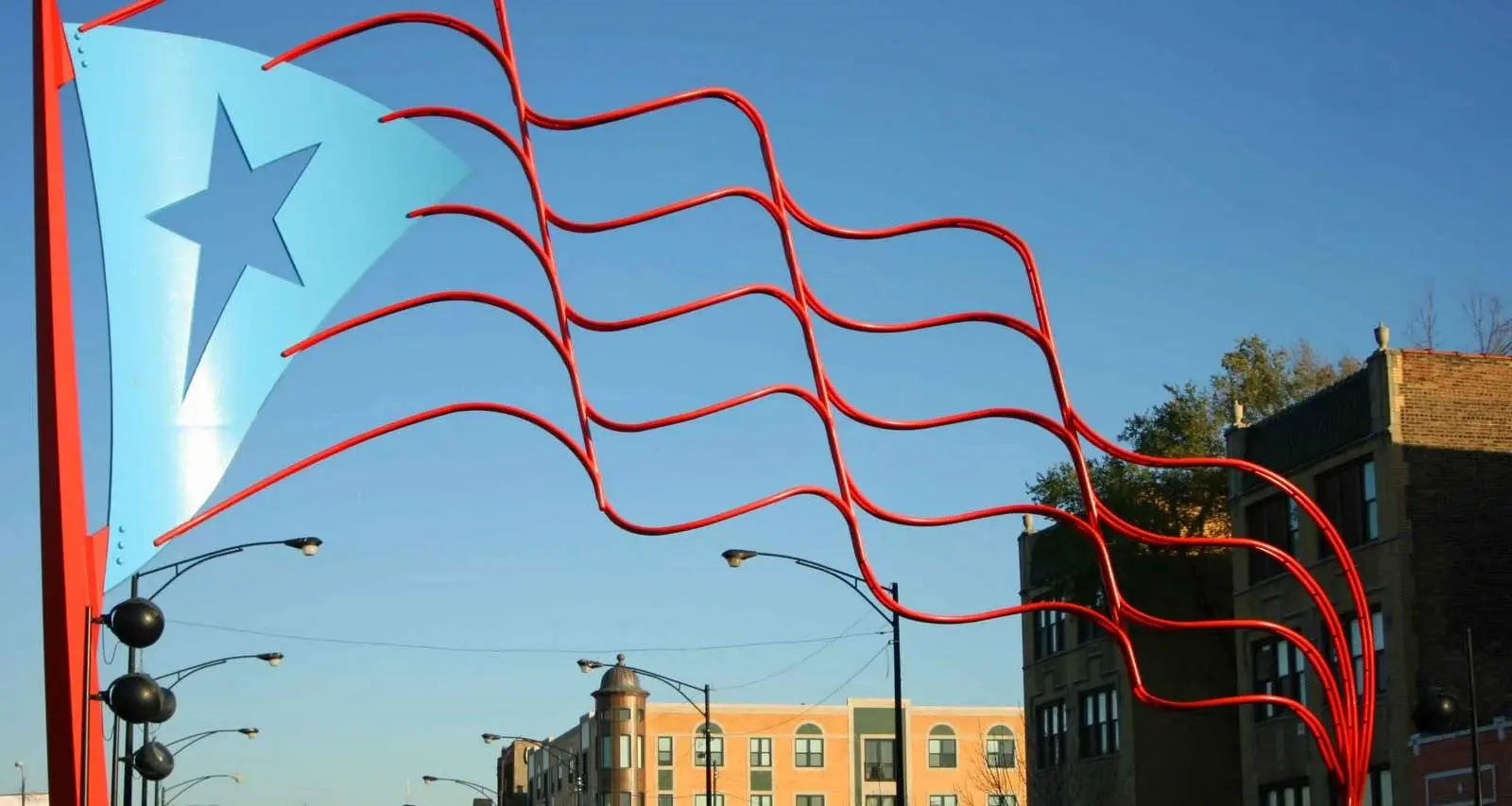 La scultura della bandiera portoricana a Humboldt Park