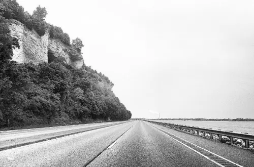 Una strada vicino al mare