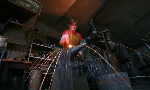 Persona che modella il metallo