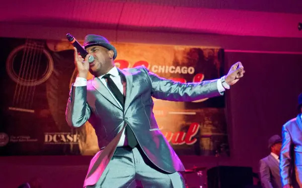 Uomo in giacca e cravatta che canta al Chicago blues festival