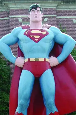 una statua di Superman fuori da un edificio