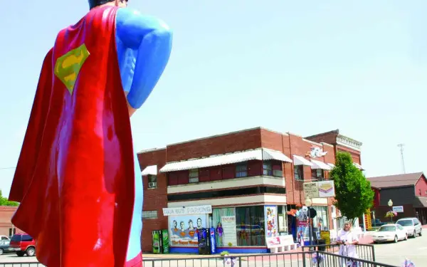 La statua di Superman è tornata