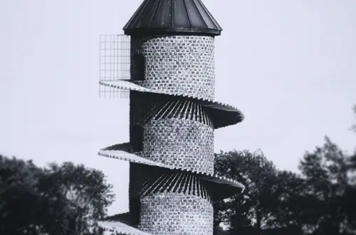 Una torre in un campo