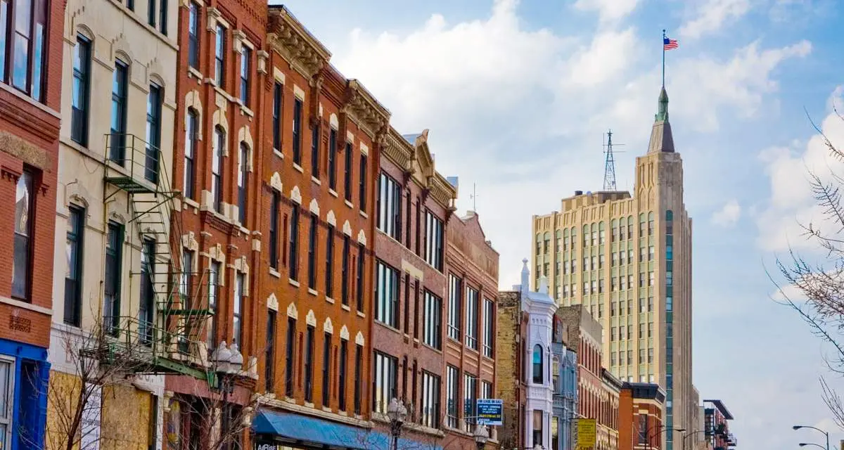 Edifici lungo una strada di Wicker Park di giorno.