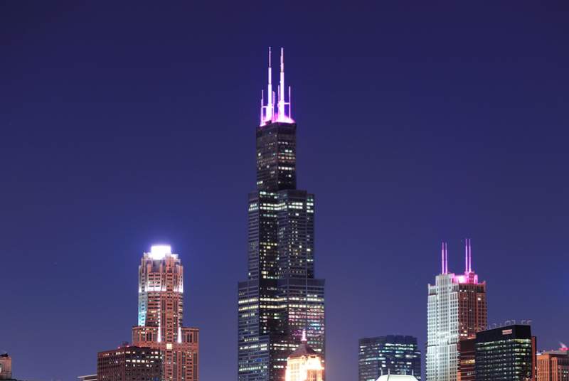 Willis Tower, che svetta sugli altri edifici dello skyline notturno di Chicago