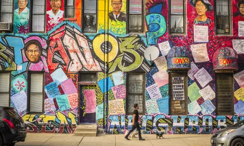 Camminare davanti a un murale