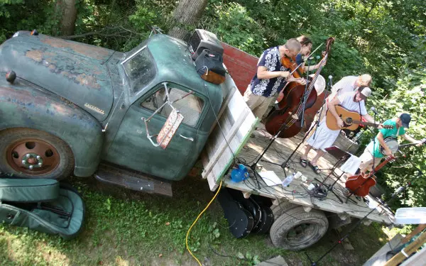 La house band di Owl Creek Vineyard suona dal retro di un camion.