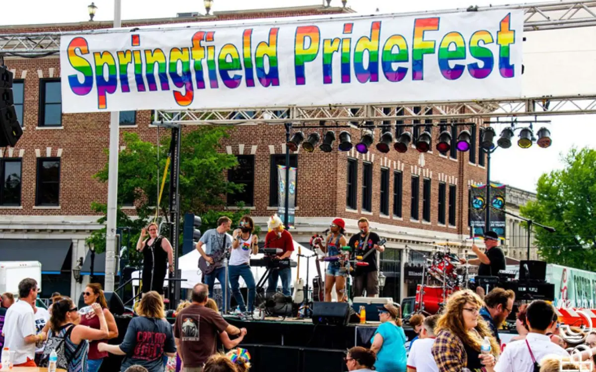 band che si esibisce al pridefest