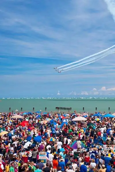 Jet si esibiscono in acrobazie aeree al Chicago Air and Water Show.