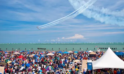 Jet si esibiscono in acrobazie aeree al Chicago Air and Water Show.