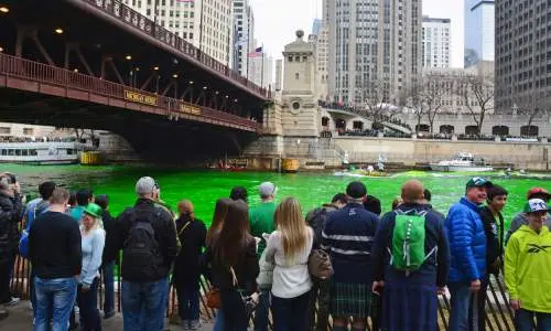 Folla che guarda il fiume tingersi
