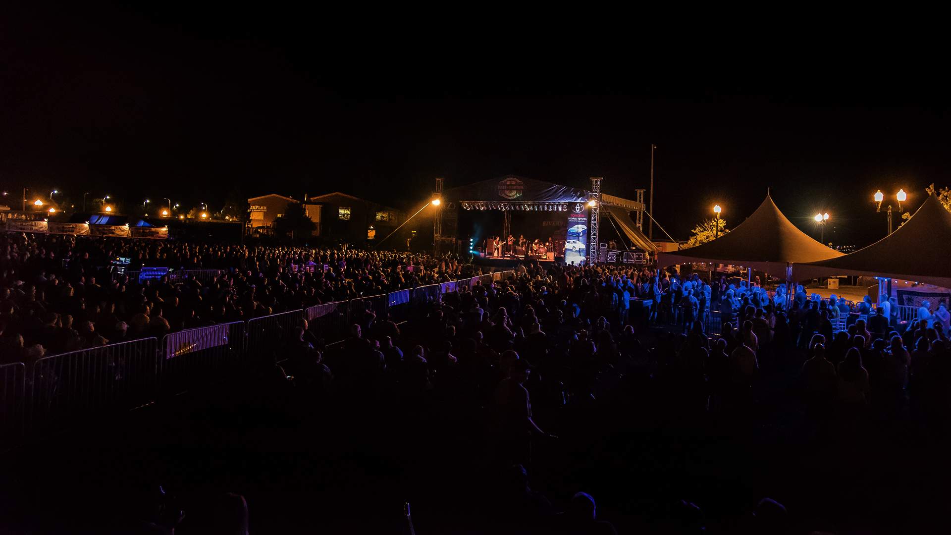 Di sera, la folla si gode un'esibizione al Peoria Blues and Heritage Festival