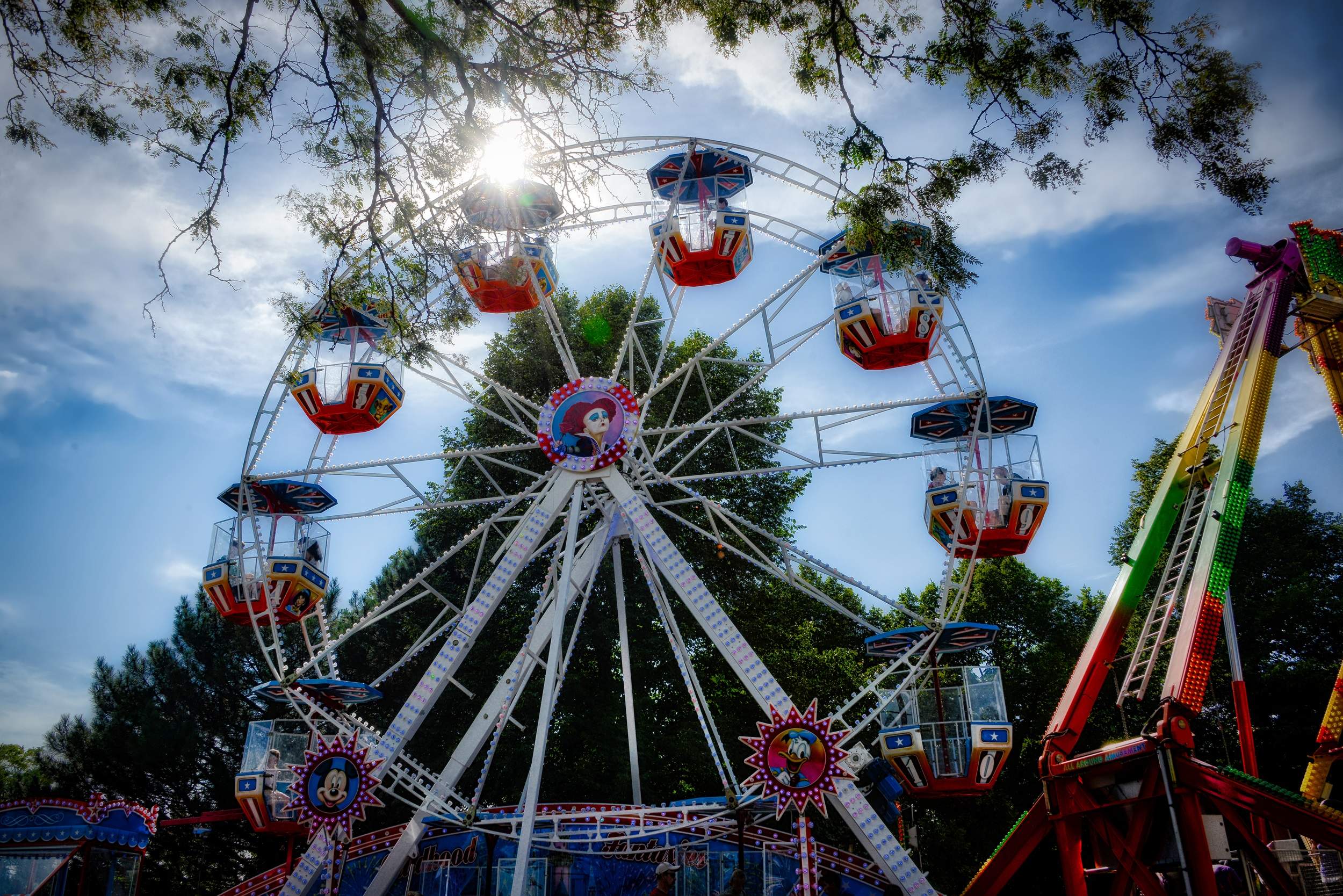 Una ruota panoramica contro il cielo azzurro al Naperville Spring Fling