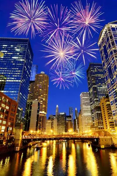 Una vista lungo il fiume di Chicago verso i fuochi d'artificio sul centro città per le celebrazioni di Capodanno