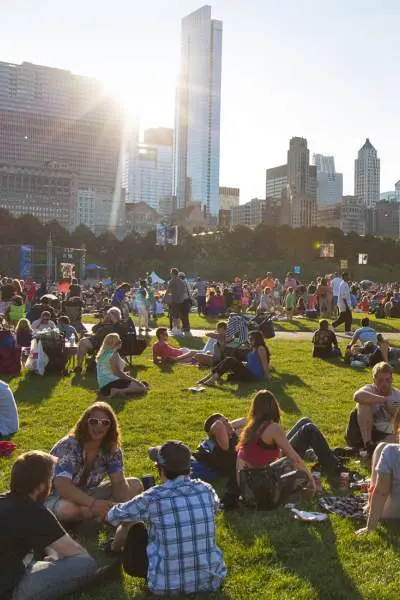 La folla si raduna a Grant Park per il Chicago Blues fest.