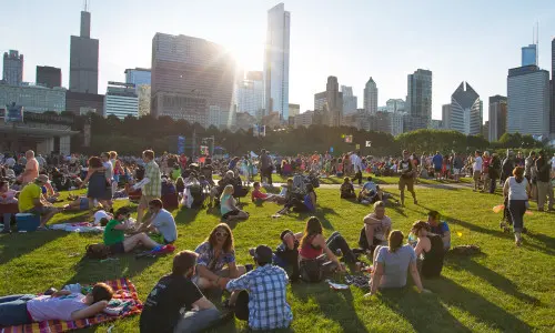 La folla si raduna a Grant Park per il Chicago Blues fest.