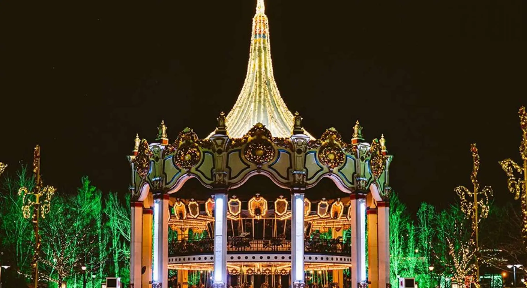 Luci di Natale al Six Flags merry go round