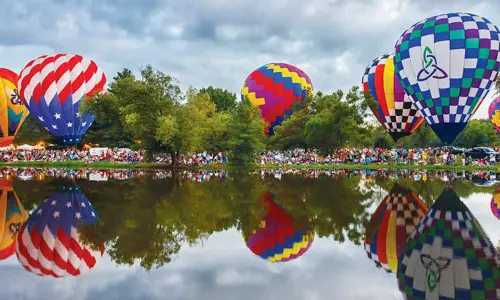 Le mongolfiere circondano un lago (Foto Don Burkett)