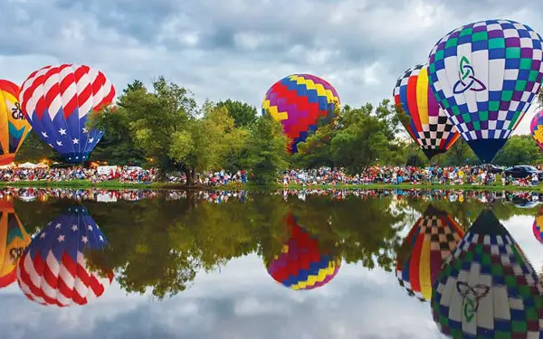 Le mongolfiere circondano un lago (Foto Don Burkett)