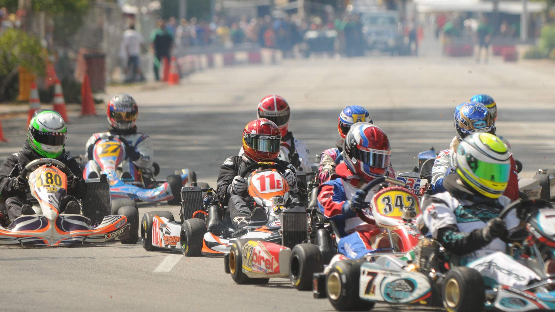 I kart in corsa sulla pista del Gran Premio di Rock Island