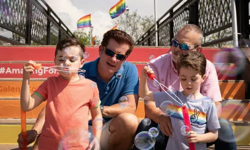 Famiglia seduta sulle scale del ponte