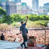 Cantante che si esibisce per migliaia di persone al Lollapalooza