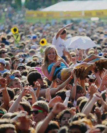Persona che fa crowd surfing