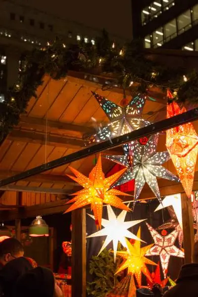 Le persone sfogliano i negozi al Christkindlmarket di Chicago