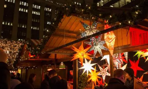 Persone passeggiano tra le bancarelle al Chicago Christkindlmarket