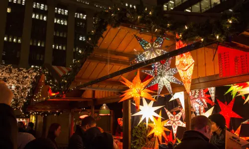 Persone passeggiano tra le bancarelle al Chicago Christkindlmarket
