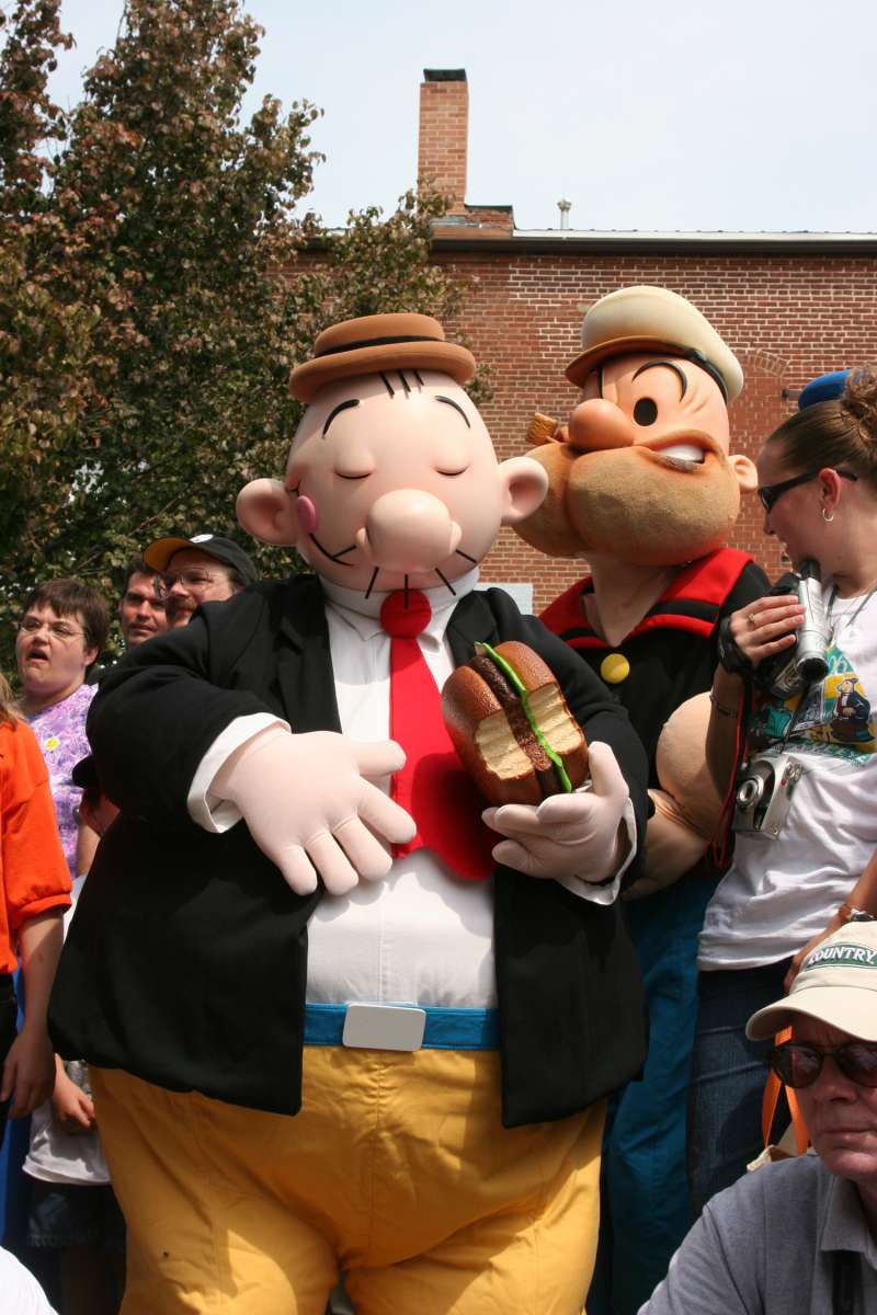 I personaggi di Braccio di Ferro partecipano al Popeye Festival di Chester