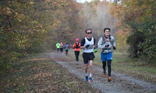 Corridori che corrono su una pista all'aperto in autunno