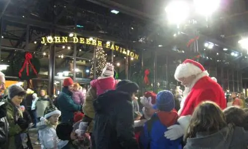 Babbo Natale davanti al padiglione John Deere