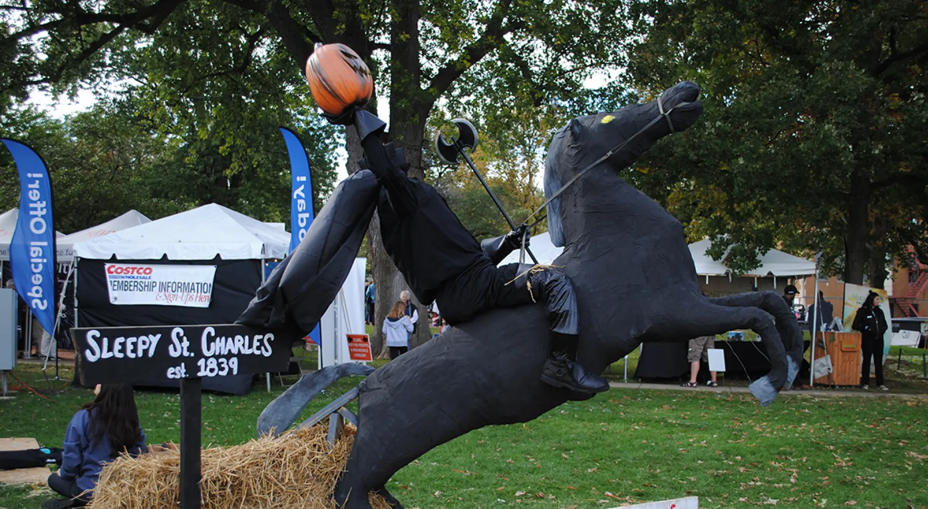 Spaventapasseri su cavallo di legno