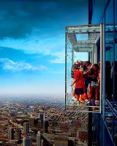 Persone sullo skydeck che guardano gli edifici sottostanti