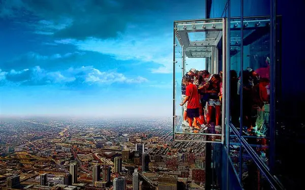 Persone in piedi sullo sky deck che guardano gli edifici sottostanti
