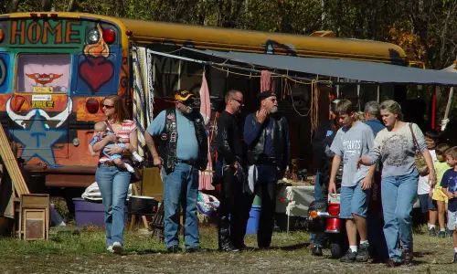 I partecipanti si godono il Vulture Fest a Makanda